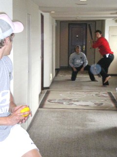 Baseball ist da sicher der etwas "strendere Sport" in einem Hotelflur... Foto: Heimpel